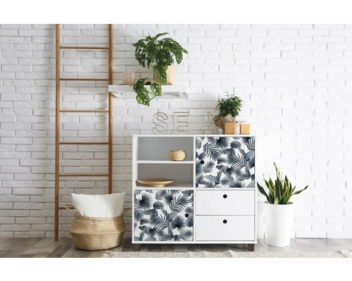 Raumansicht mit weißem Aufbewahrungsschrank, Leiter und Zimmerpflanzen vor einer weißen Ziegelwand