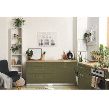 Helle Küche mit grünen Schränken, Holzarbeitsplatten und diversen Dekorationsgegenständen