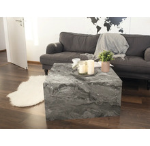 Wohnzimmer mit grauem Sofa und quadratischem Couchtisch in Marmoroptik