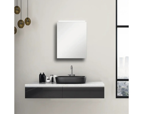 Modernes Badezimmer mit Waschtisch, Waschbecken, Spiegelschrank und Fenster