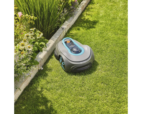 Gardena Mähroboter auf Rasenfläche neben einem Blumenbeet