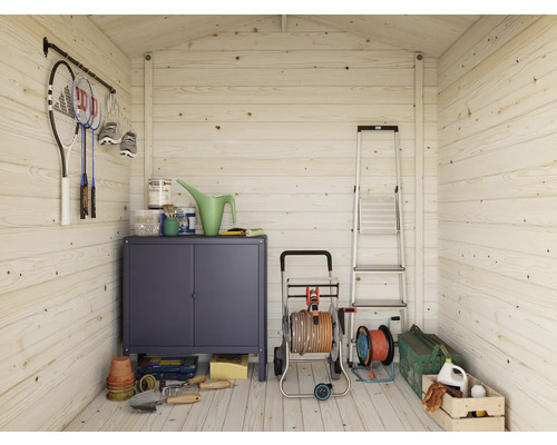 Organisierter Geräteschuppen mit Schrank, Leiter, Gartenschlauchwagen und Gartengeräten