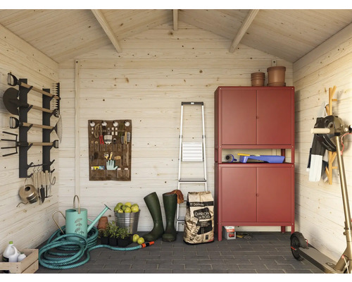 Organisierte Gartenlaube mit Werkzeugen, Gartenschrank, Leiter und Elektro-Roller.