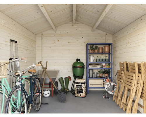 Innenraum eines Holzgartenhauses mit Fahrrädern, Regalen und Gartengeräten