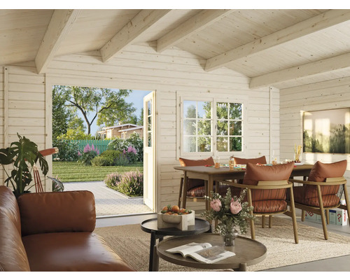 Innenansicht eines Holzhauses mit Möbeln und Blick auf den Garten