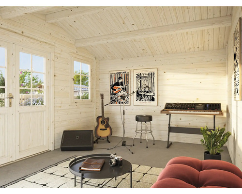 Innenansicht eines hellen Gartenhauses, das als Musikzimmer mit Gitarre, Keyboard und Dekoration eingerichtet ist.