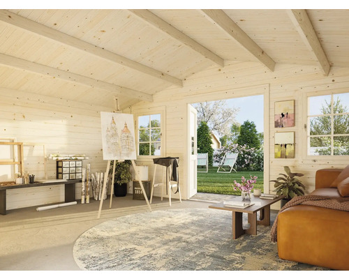 Helles Gartenhaus-Interieur mit Kunstatelier, Sofa und Blick in den Garten