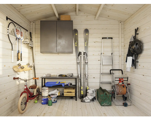 Holzgartenhaus Innenraum mit Sportgeräten und Werkzeugen