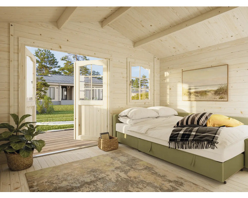 Helles Blockhaus-Interieur mit Bett, Fenster und offener Tür