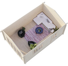 Innenansicht eines Gartenhauses mit Sofa, Sesseln, Teppich und Tisch