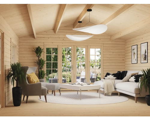 Helles Wohnzimmer mit Holzvertäfelung, Sofa, Sessel und Beleuchtung.