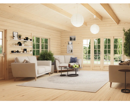 Helles Blockhaus-Interieur mit Sofas, Teppich, Lampen und Fenstern