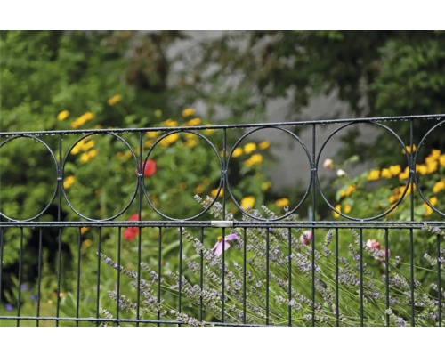 Dekorativer Metallzaun mit Blumen im Garten