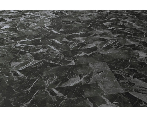 Verlegter Boden mit Marmoroptik.