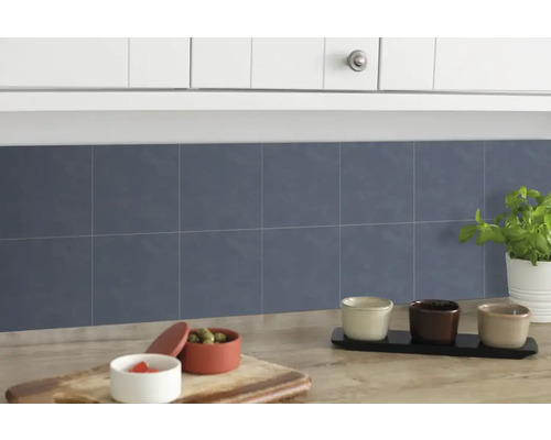 Selbstklebende Wandfliesen Wall Tiles Uni blau 15,25 x 15,25 cm 6 St. Küchenszene mit blauen Wandfliesen, Arbeitsplatte und Küchenutensilien.