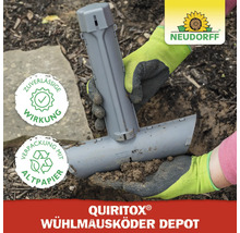 Quiritox Wühlmausköder Depot im Einsatz mit Gartenhandschuhen. Neudorff Logo. Zuverlässige Wirkung Siegel. Verpackung mit Altpapier Siegel.