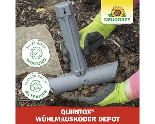 Quiritox Wühlmausköder Depot im Einsatz mit Gartenhandschuhen. Neudorff Logo. Zuverlässige Wirkung Siegel. Verpackung mit Altpapier Siegel.