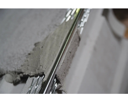 Eckschutzschiene aus Metall an einer Ecke