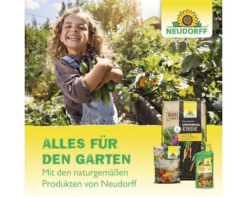 Ein lächelndes Kind hält Gurken im Garten, umgeben von Neudorff Gartenprodukten.