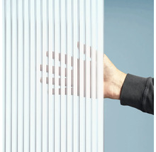 Polycarbonatplatte mit Hand im Anschnitt