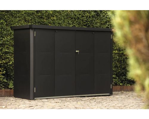 Dunkelgrauer Geräteschrank aus Metall mit abschließbarer Tür vor einer Hecke