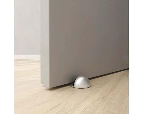 Türstopper aus Metall auf dem Boden vor einer Tür