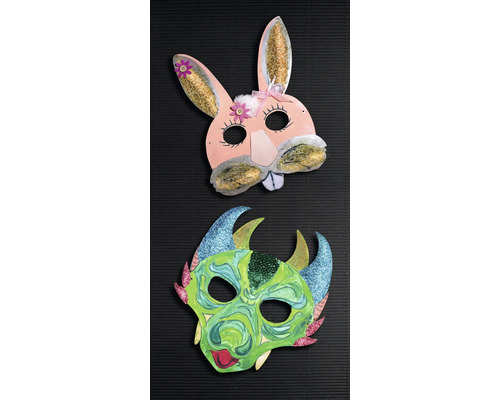 Zwei verschiedene Masken: eine Hasenmaske und eine Tiermaske