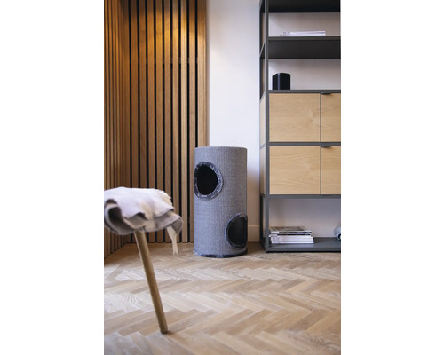 Kratzsäule mit zwei Öffnungen in einem hellen Raum