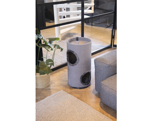 Kratztonne für Katzen mit mehreren Eingängen in einem Wohnraum.