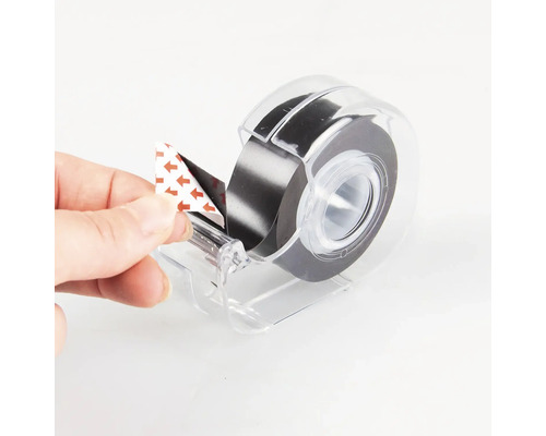 Klebebandabroller mit schwarzem Klebeband in der Anwendung