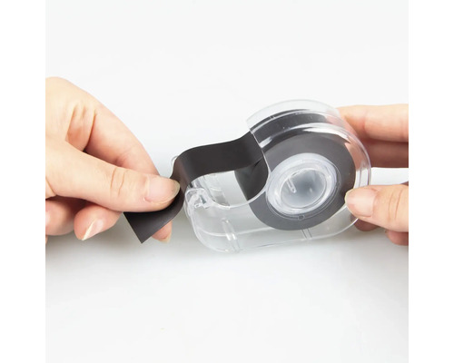 Isolierbandabroller mit schwarzem Isolierband in der Anwendung.