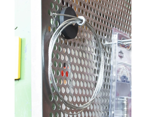 Stahlseil an einer Lochwand befestigt