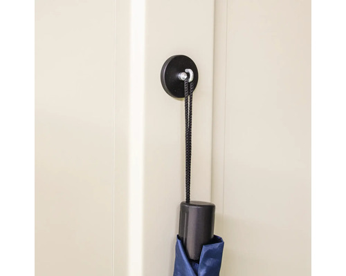Magnetischer Regenschirmhalter mit Regenschirm an einer Tür befestigt.
