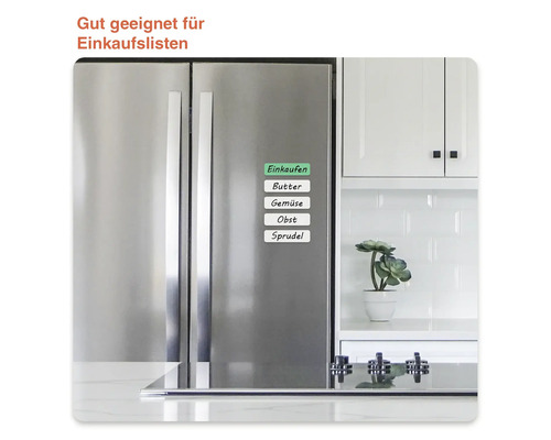 Kühlschrank mit Magneten für Einkaufsliste in moderner Küche