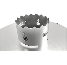 Feuerkorb aus Metall mit ausgeschnittenen Flammenmotiven und Firmenlogo