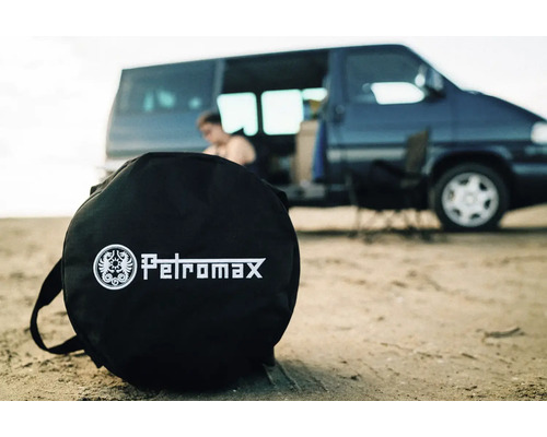 Petromax Tragetasche vor einem Campingbus am Strand