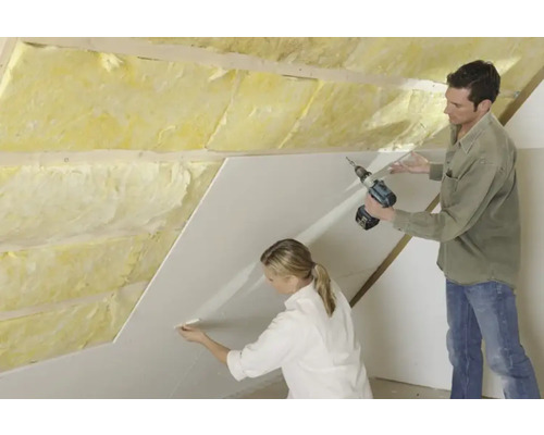 Dachausbau mit Dämmwolle und Gipskartonplatten.