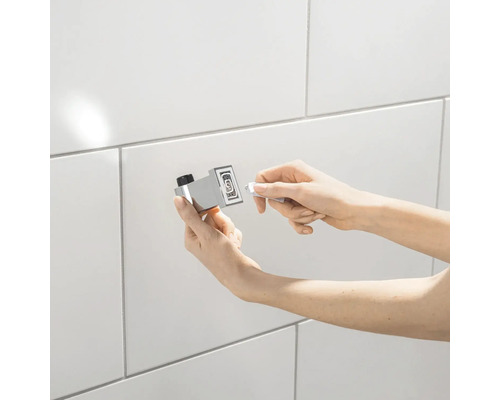 Montage einer Handtuchhakenbefestigung im Badezimmer