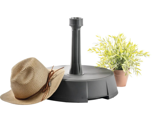 Grauer Sonnenschirmständer mit Hut und Topfpflanze