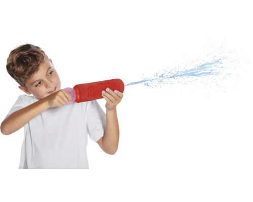 Junge spritzt mit einer Wasserpistole