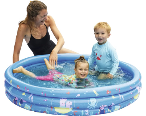 Szene mit einem aufblasbaren Kinderpool mit Mutter und zwei Kindern im Wasser