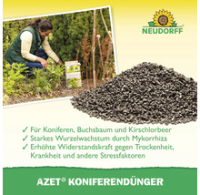 Neudorff Azet Koniferendünger mit Frau bei der Anwendung im Garten und einem Haufen Dünger