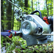 Tragbare Seilwinde aus Metall mit Seil im Wald.