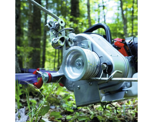 Tragbare Seilwinde aus Metall mit Seil im Wald.