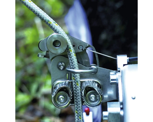 Seilklemme aus Metall mit Seil für Baumpflegearbeiten