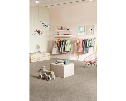 Heller Raum mit Kindermode, Spielzeugflugzeugen, Regalen und Kinderkleidung