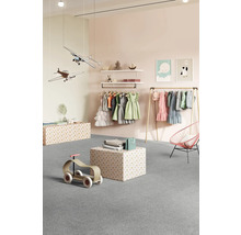 Helles Kinderzimmer mit Kleiderständer, Spielzeugflugzeugen und Teppich