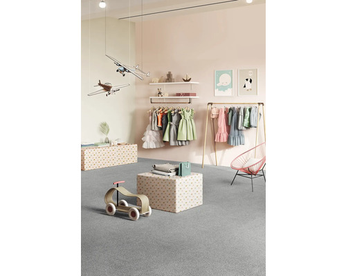 Helles Kinderzimmer mit Kleiderständer, Spielzeugflugzeugen und Teppich