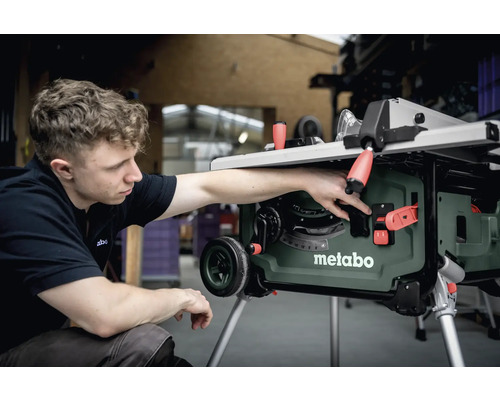 Metabo Tischkreissäge mit Bediener bei der Einstellung