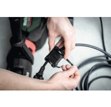 Metabo Logo auf Kabelaufwicklung mit Bohrmaschine im Hintergrund